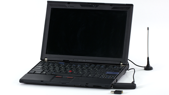 A laptop with RTL-SDR support from Communications Toolbox.